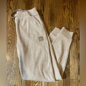 Alo Yoga Muse Joggers NEW Size M